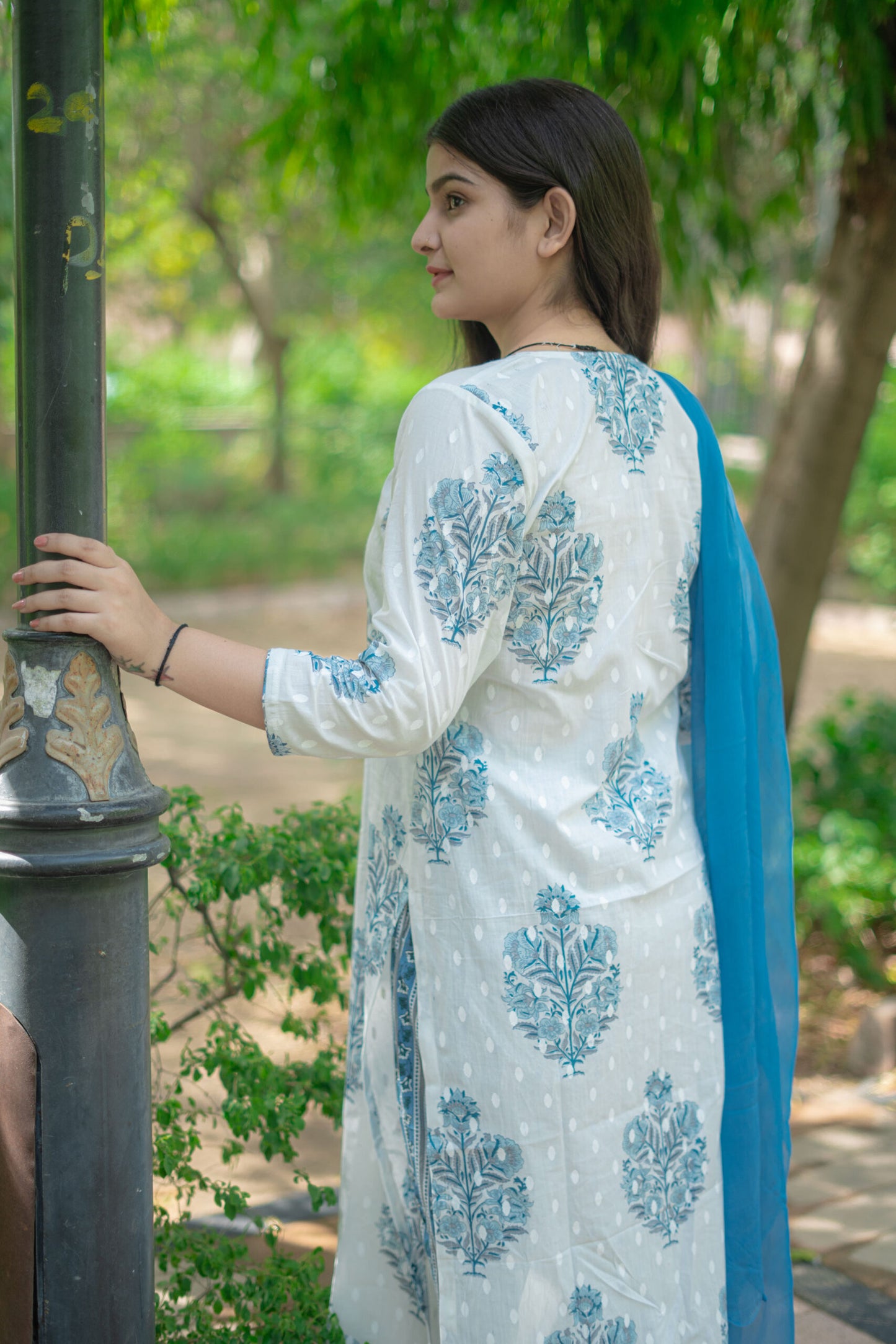 WHITE BLUE FLORAL STRAIGHT SUIT SET